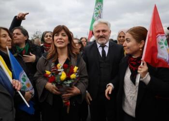 DEM Parti İstanbul Belediye eşbaşkan adaylarına kitlesel karşılama