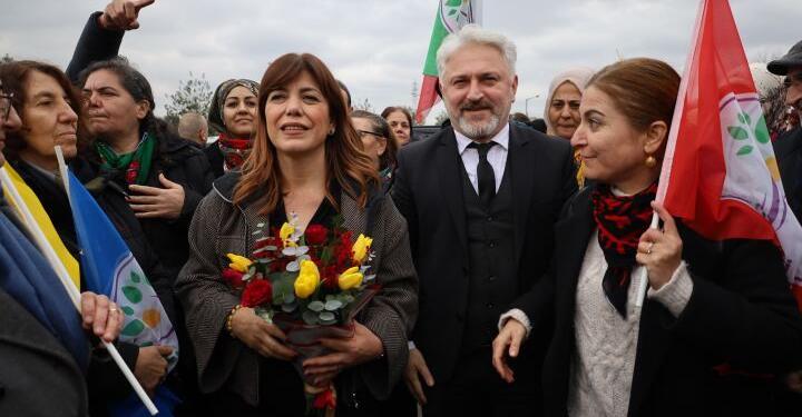 DEM Parti İstanbul Belediye eşbaşkan adaylarına kitlesel karşılama