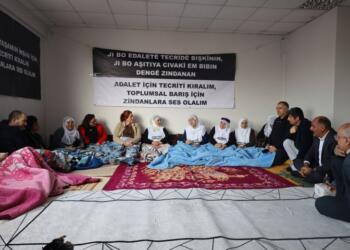 Tecride Karşı Uluslararası Delegasyon heyeti Adalet Nöbeti’ni ziyaret etti