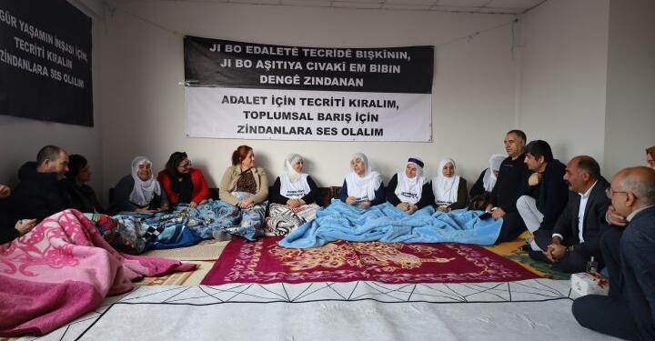 Tecride Karşı Uluslararası Delegasyon heyeti Adalet Nöbeti’ni ziyaret etti