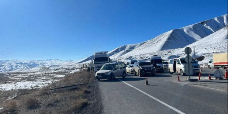 Colemêrg yolunda çığ düştü: 1 ölü, 14 yaralı