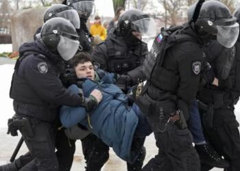 Navalny’in ölümü sonrası yoğun gözaltı operasyonu