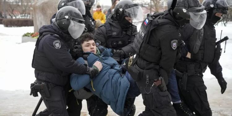 Navalny’in ölümü sonrası yoğun gözaltı operasyonu