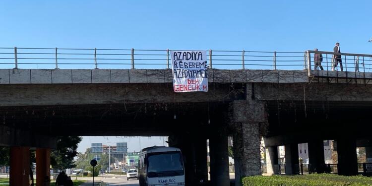 Adana’da köprüye ‘Öcalan’a özgürlük’ pankartı asıldı