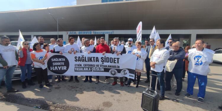 Sağlık çalışanına yönelik şiddet protesto edildi