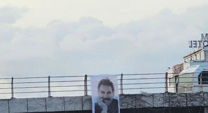 Adana’da gençler köprüye Abdullah Öcalan’ın posterini astı