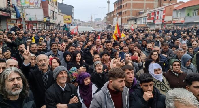 Agîri’de miting gibi büro açılışı