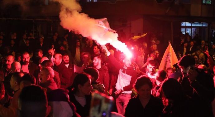 Akdeniz ilçesinde zılgıtlı, meşaleli büro açılışı