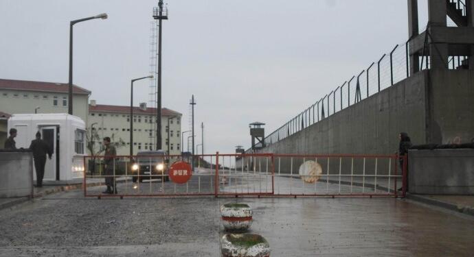 Tutsaklara hastanede ters kelepçe işkencesi