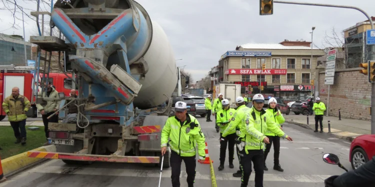 Mendil satan kadın beton mikserinin altında kalarak hayatını kaybetti