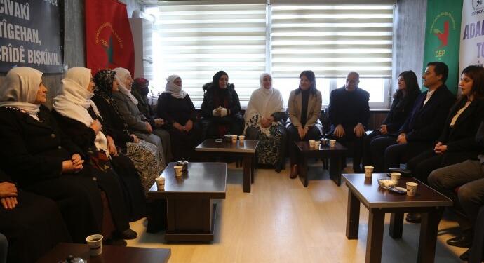 Buldan, Adalet Nöbeti’ne katıldı: Barış ve özgürlük annelerimizin mücadelesi sonucunda gelecektir