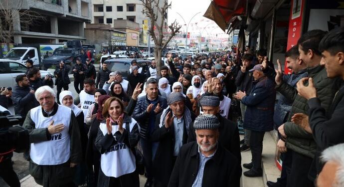 Özgürlük Yürüyüşçüleri Cizîr’de esnafı ziyaret etti