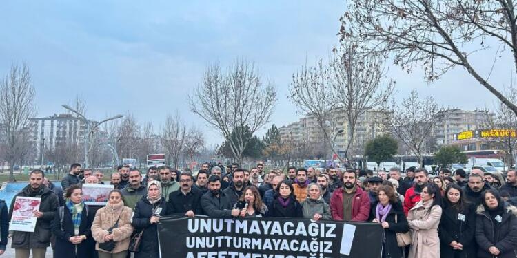 Amed’de deprem anması: Yaralarımızı hep birlikte sarmaya devam edeceğiz