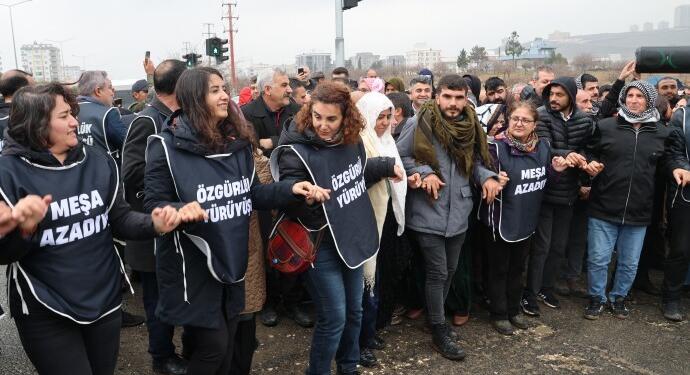 Özgürlük Yürüyüşçüleri Riha merkezde halkla buluştu