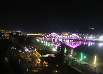 Kayyım milyonları köprü ışıklandırmaya harcadı