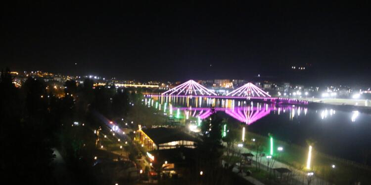 Kayyım milyonları köprü ışıklandırmaya harcadı