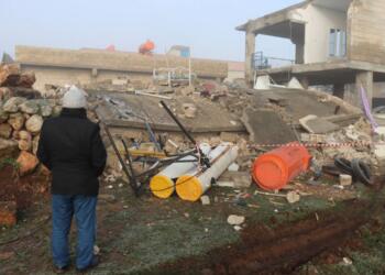 Riha’da depremde hasar alan ev çöktü: 2 ölü, 8 yaralı