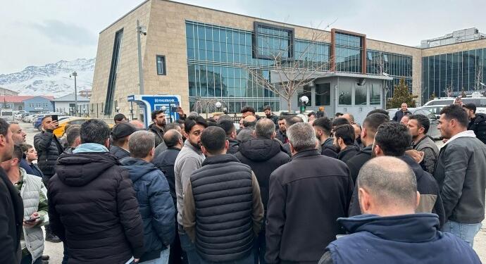 Wan’da zammı az bulan taksiciler kayyımı protesto etti