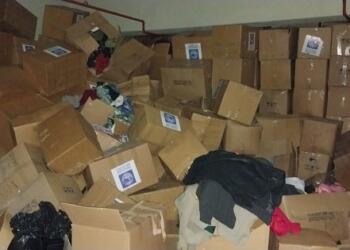 Deprem kolileri spor salonunda saklanmış