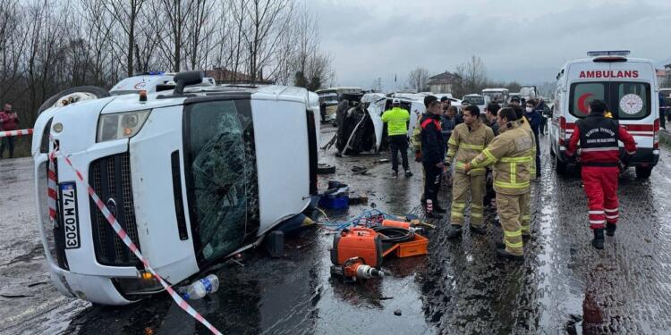 Bartın’da işçi servisleri çarpıştı: Bir ölü, 27 yaralı