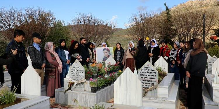 Gazeteci Nujiyan Erhan mezarı başında anıldı