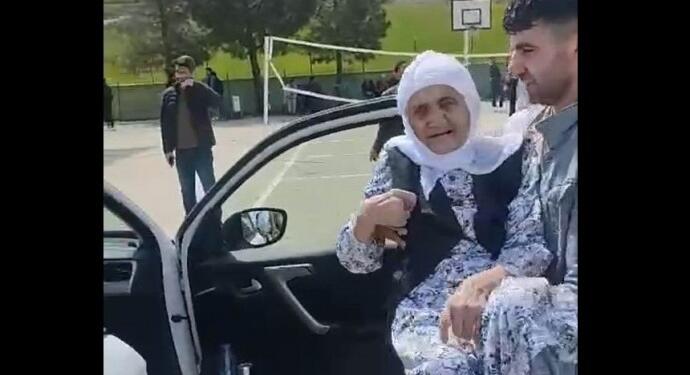 94 yaşında sandık başına gitti