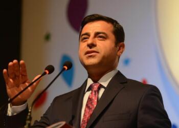 Demirtaş’a yönelik ayakkabı çıkartma dayatmasından vazgeçildi