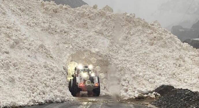 Colemêrg-Şirnex karayoluna çığ düştü