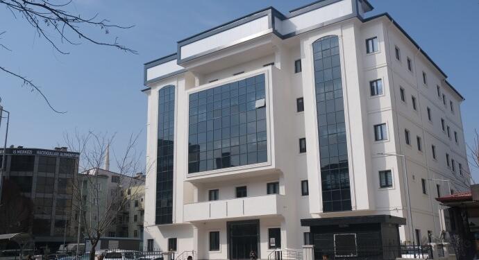 Kayyım Kürtçeye yer vermedi, Türkçe tabela da tepkiler yüzünden indirildi