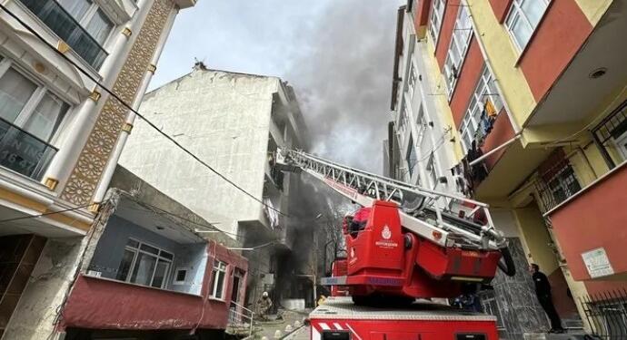 Esenyurt’ta 5 katlı binada yangın çıktı