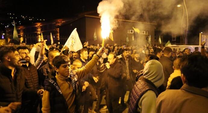 DEM Parti Mûş kent merkezini ilk kez aldı: Halk zaferini kutluyor
