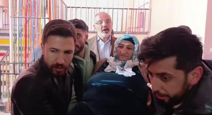 Asker ve polislerin taşımalı seçmen olmasına karşı halk iradesine sahip çıkıyor