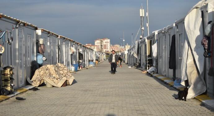 Depremzedeler konteyner kentten atılma korkusuyla fısıldaşarak Kürtçe konuşuyor