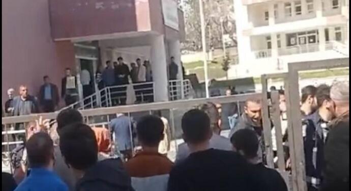 Yurttaşlar AKP’li adayı protesto etti: Dikkat hırsız var