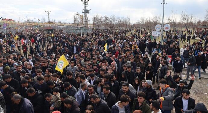 Wan Newrozu sonrası halk kitlesel yürüyüşe geçti
