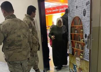 Tetwan’da üniformalı ve silahlı askerler toplu halde oy kullandı