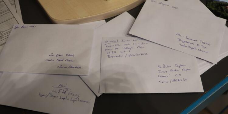 MKG tutsak gazetecilere 8 Mart kartı yolladı