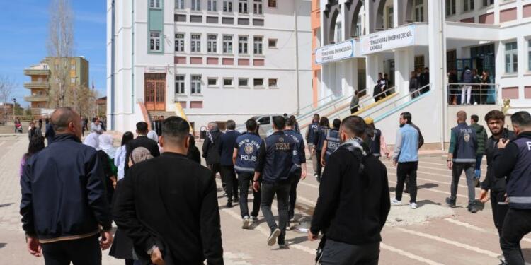 Şirnex’te taşıma seçmene tepki: Konuş, sen nerelisin?