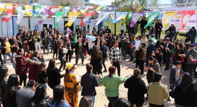Depremde büyük yıkıma uğrayan Bazarcix’da Newroz ateşi yakıldı