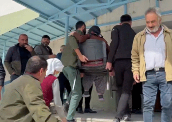 Dersim Peri beldesinde halk yaşlıları sandalyeyle okula taşıyor