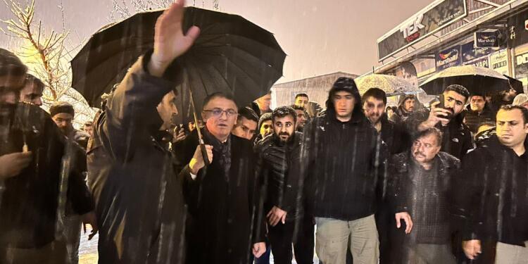 Wan’da yağış nedeniyle kent göle döndü, kayyım sokağa poz vermeye çıktı