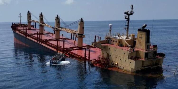 Husilerin vurduğu İngiliz gemisi battı