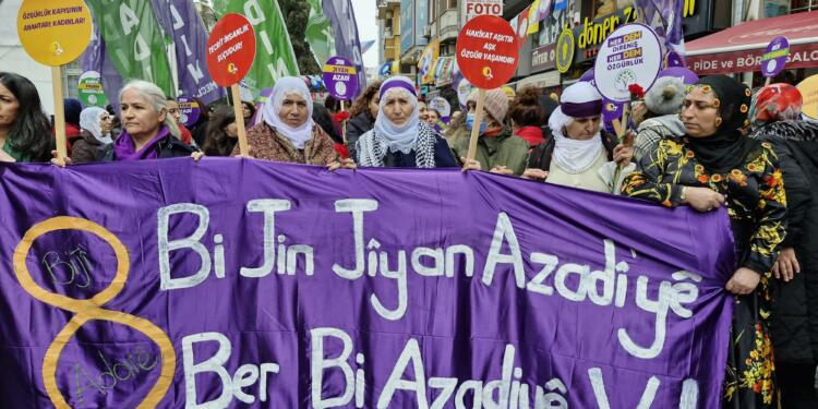 Binlerce kadın Kadıköy’de buluştu: Sözümüzü söylemekten vazgeçmeyeceğiz