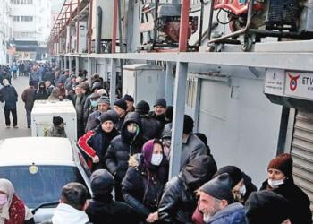 AKP kuyrukları çoğaltarak büyük başarıya imza attı. Ankara'da 'AKP Yüzyılı'nın ucuzluk kuyruğu