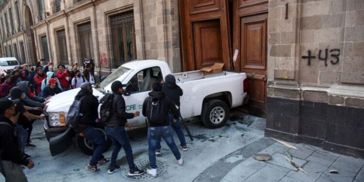 Meksika’da Ulusal Saray’a baskın