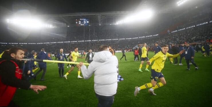 Fenerbahçe-Trabzonspor maçında taraftarlar fenerbahçeli futbolculara saldırdı