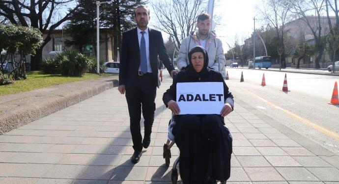 Eylemine tekrar başlayan Şenyaşar, Adalet Bakanlığı önünde