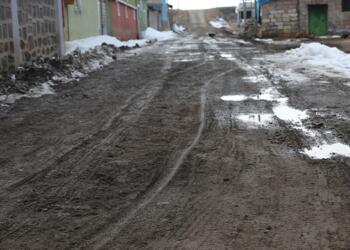 Agirî’nin yolları köstebek yuvasına döndü