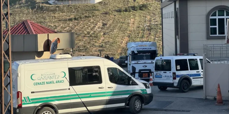 Dîlok’ta yakıt tankerinde 2’si ölü halde 52 göçmen bulundu