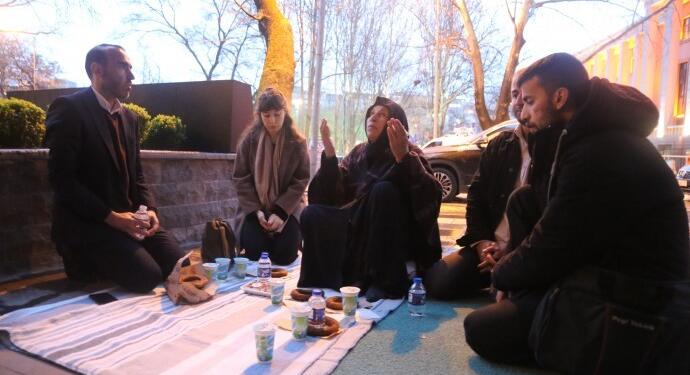 Şenyaşarlar, bugün de iftarını bakanlık önünde açtı